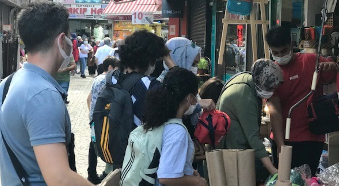 Okul alışverişi için veliler Eminönü'ne akın etti